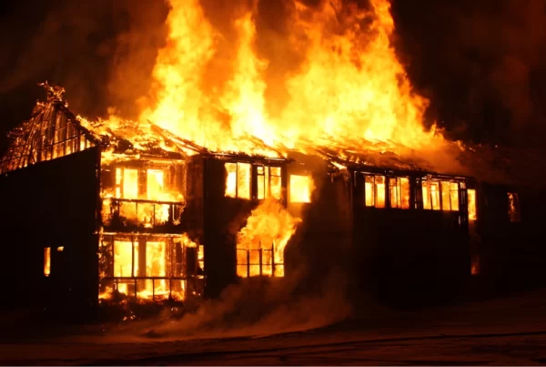 Leilighetsblokk i brann