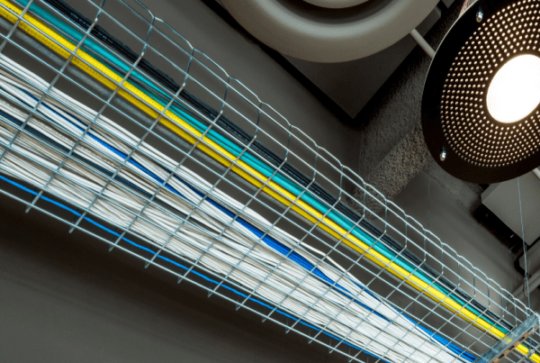 Kabelgate med kabler