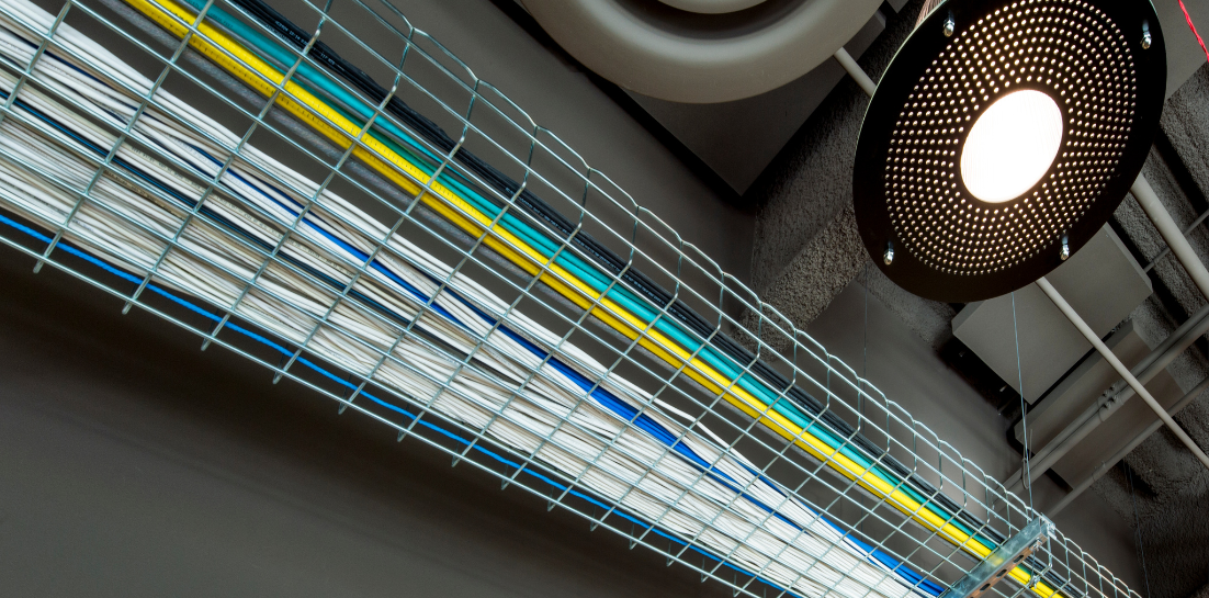 Kabelgate med kabler